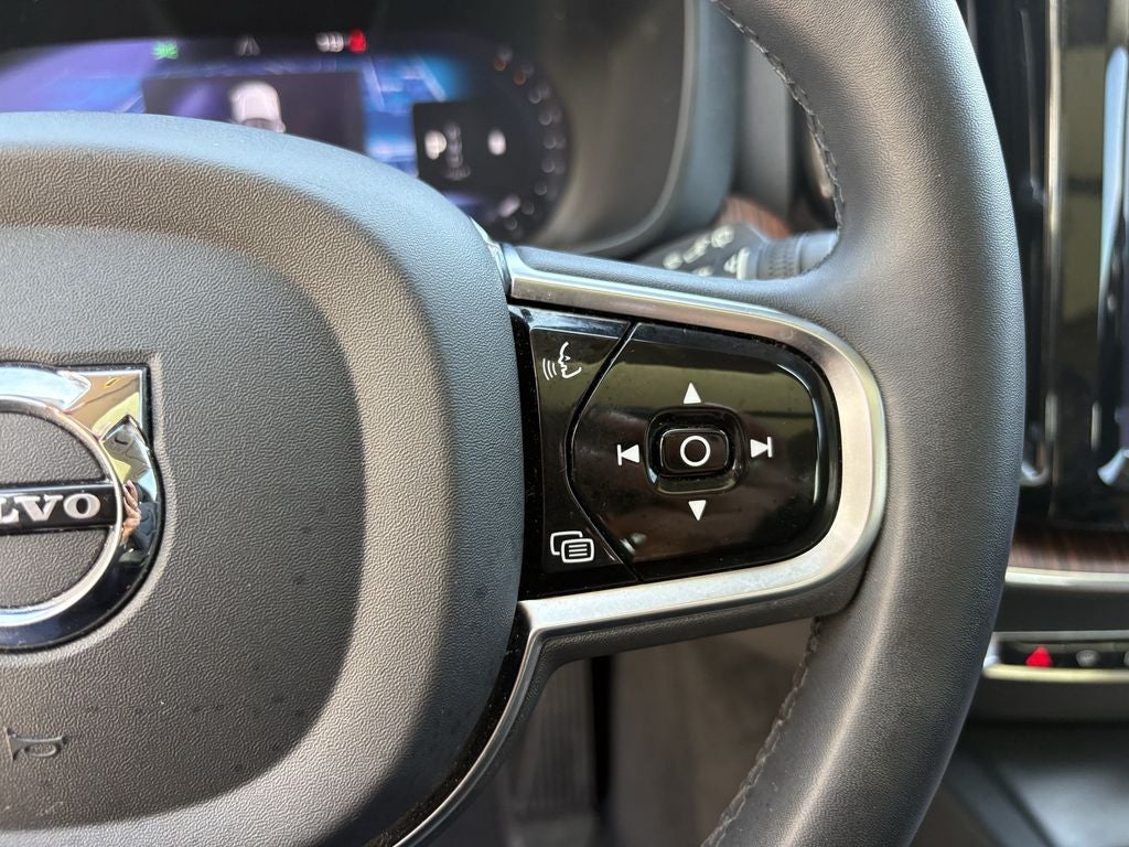 2024 Volvo XC60 B5 Plus Dark Theme