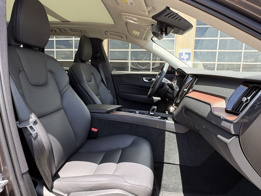 2024 Volvo XC60 B5 Plus Dark Theme